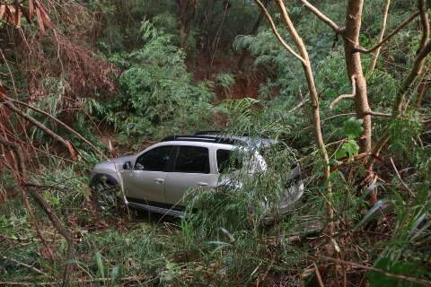 Motorista passa mal, Renault Duster invade mata e cai em c&oacute;rrego
