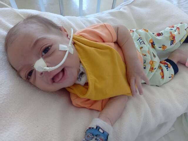M&atilde;e pede ajuda para comprar equipamento que manter&aacute; Arthur respirando em casa
