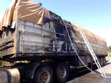 Parte de caminh&atilde;o pega fogo na rodovia e congestiona trecho da BR-163 