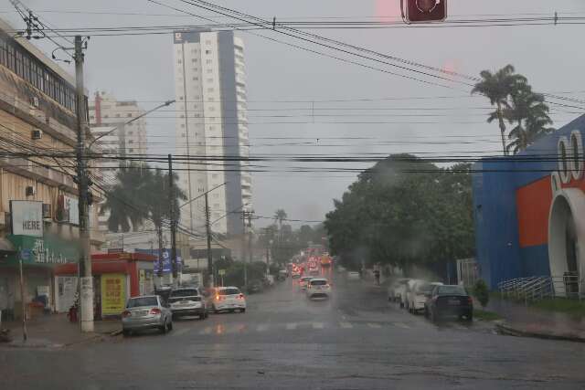 Inmet acerta na previs&atilde;o e pancada de chuva chega a Campo Grande 