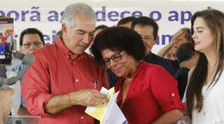 Governador Reinaldo Azambuja (PSDB) entregando cartões do Mais Social. (Foto: Chico Ribeiro)