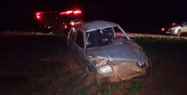 Motorista &eacute; lan&ccedil;ado para fora de ve&iacute;culo depois de capotar em estrada 