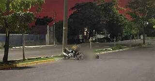 Motociclista &quot;rampou&quot; em rotat&oacute;ria antes de ser arremessada e morrer em acidente