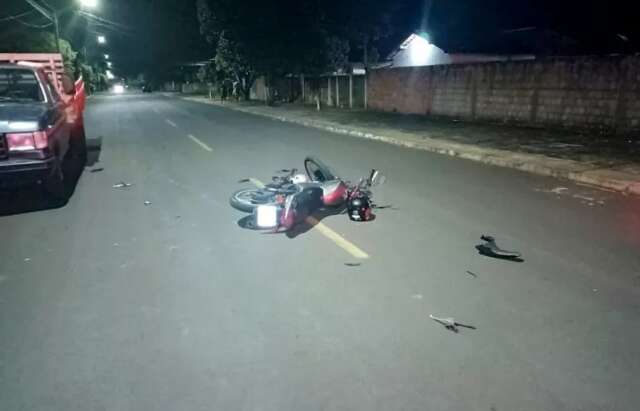 Motociclista morre ap&oacute;s bater em caminhonete parada