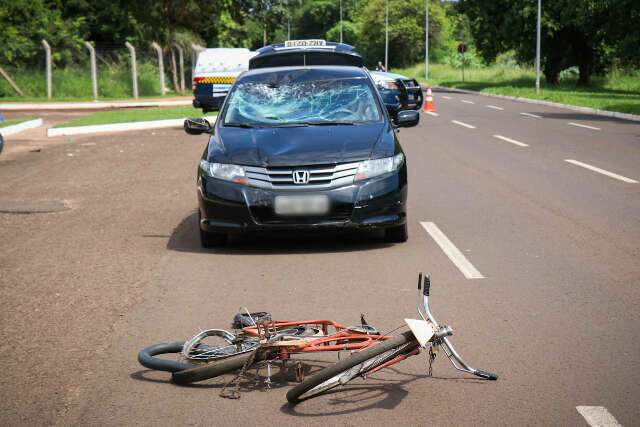 Ciclista atingido por carro &eacute; socorrido em estado grave 