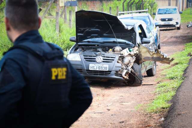 Ap&oacute;s se envolver em acidente, motorista abandona carro e foge com crian&ccedil;as 