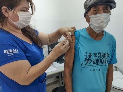 Com baixo movimento, Capital abre vacinação contra gripe em público acima de 85