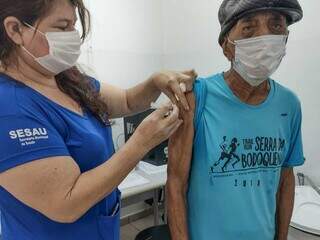 Com baixo movimento, Capital abre vacina&ccedil;&atilde;o contra gripe em p&uacute;blico acima de 85