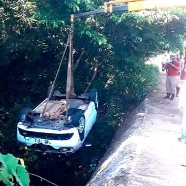 Motorista escapa depois de perder o controle e carro cair em c&oacute;rrego