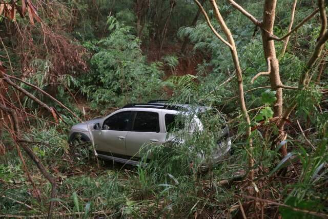 Motorista passa mal, Renault Duster invade mata e cai em c&oacute;rrego