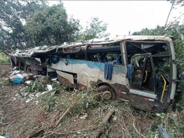 &Ocirc;nibus envolvido em acidente que matou 11 seguiu desgovernado por 127 metros