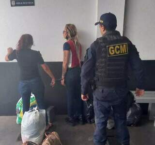Mulheres presas durante furtos no Centro de Campo Grande. (Foto: Divulgação/GCM)