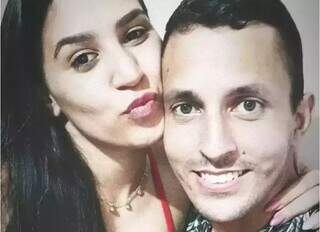 Foto do casal publicada pela vítima em rede social. (Foto: Facebook/Reprodução)