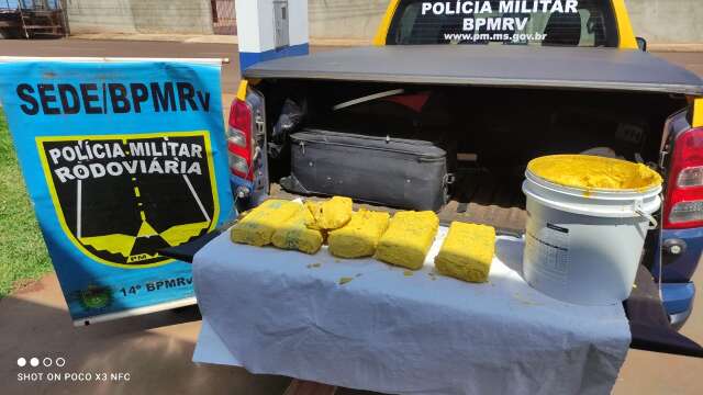 Casal &eacute; preso a caminho de SP com maconha e crack dentro de latas de tinta 