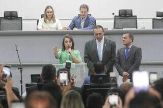 Momento em que vice-prefeita Adriane Lopes (Patriota) é empossada prefeita de Campo Grande. (Foto: Marcos Maluf)