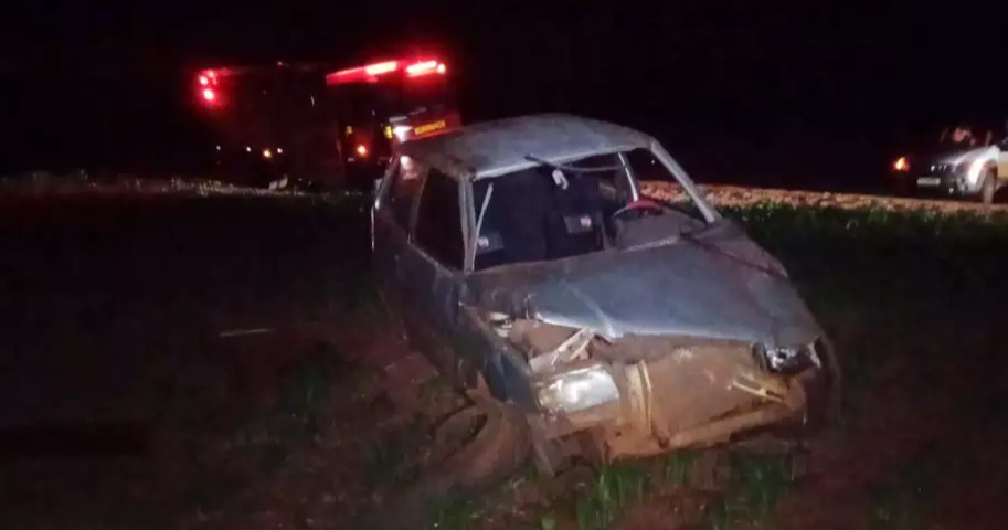 Motorista Lan Ado Para Fora De Ve Culo Depois De Capotar Em Estrada