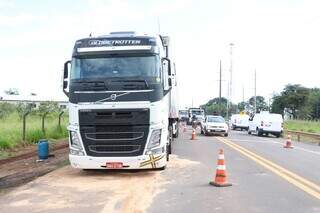 Após se envolver em acidente, motorista abandona carro e foge com crianças Após se envolver em acidente, motorista abandona carro e foge com crianças