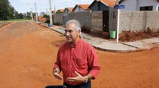 Reinaldo Azambuja, durante entrega de obras de infraestrutura em Taquarassu. (Foto: Chico Ribeiro/Governo de MS)