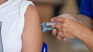 Profissional de saúde aplica dose de vacina contra covid (Foto: PMCG)
