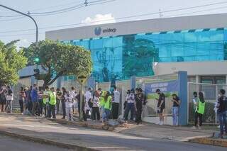 Movimentação de estudantes em frente ao portão da Uniderp, em Campo Grande, em dia de Enem (Foto: Arquivo)