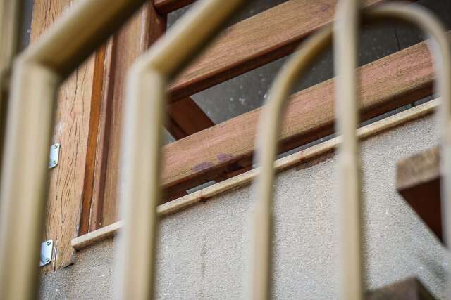 Morador &eacute; baleado no peito por encapuzados dentro de casa enquanto dormia 