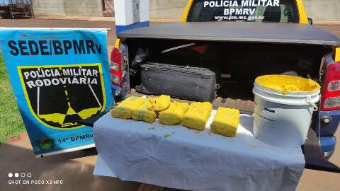 Casal &eacute; preso a caminho de SP com maconha e crack dentro de latas de tinta 