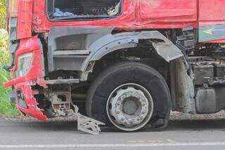 Carreta bitrem tem 4 pneus estourados após ser atingida por outra na BR-262 Carreta bitrem tem 4 pneus estourados após ser atingida por outra na BR-262