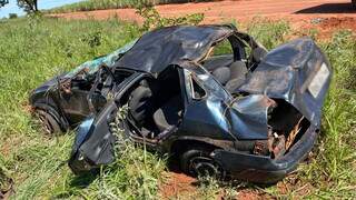 Veículo ficou completamente destruído após capotagem. (Foto: Jornal da Nova)