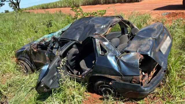 Carro capota após pneu traseiro estourar e quatro ficam feridos