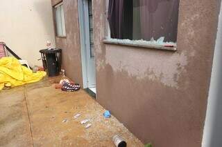 Janela da residência foi destruída por disparos. (Foto: Paulo Francis)
