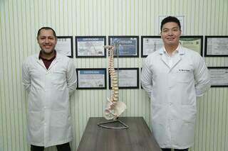 Dr. Waldemar Pereira e Dr. Marcel Honda, proprietários da clínica, são os responsáveis pela primeira avaliação.