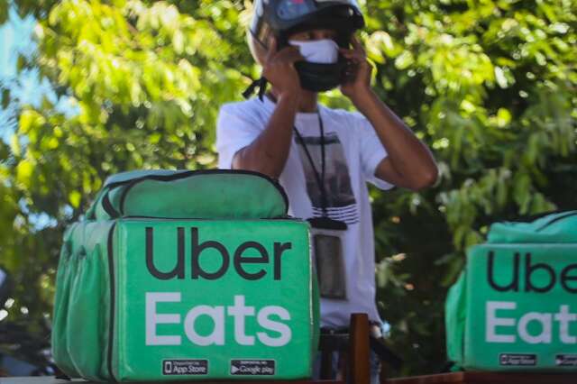 Prefeitura entrega primeiro ponto de apoio a motoentregadores da Capital 