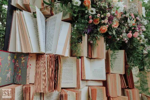 Altar com livros do avô que morreu foi linda surpresa em casamento
