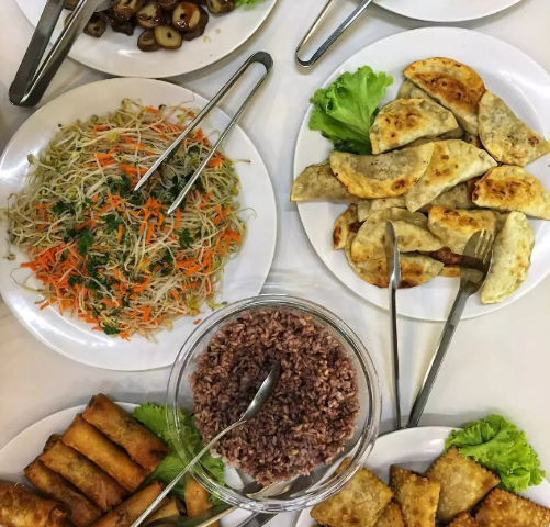 Família serve almoço vegetariano que une culinária do Brasil e Taiwan 