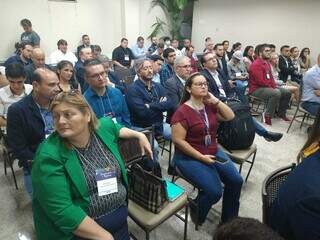 Delegação paraguaia e empresários brasileiros durante encontro na ACICG. (Foto: Cleber Gellio)