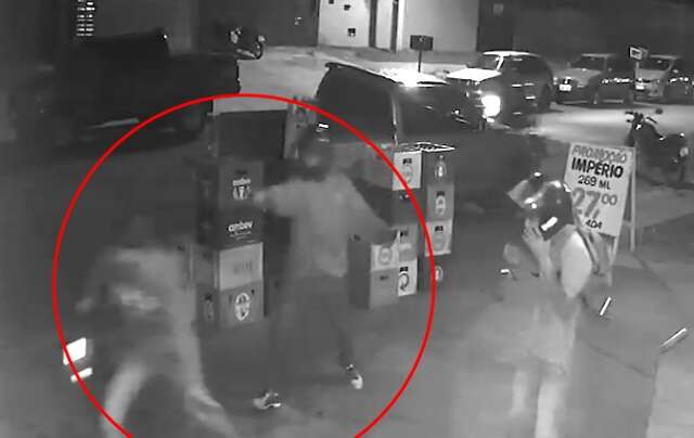V&iacute;deo mostra foragido sendo baleado durante furto de moto no Aero Rancho