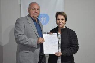 João Resende ao lado de Tereza Cristina assinando sua ficha de filiação ao PP. (Foto: Divulgação)