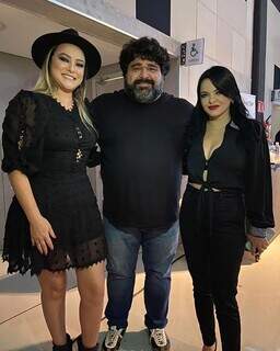 Cantor Fabiano ao lado da dupla sul-mato-grossense Patrícia e Adriana. (Foto: Reprodução Instagram)