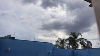 Céu na região do Jardim dos Estados, em Campo Grande. (Foto: Clayton Neves)