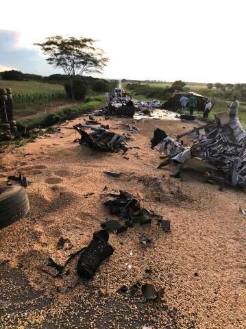 Colis&atilde;o violenta entre caminh&otilde;es mata um e fecha rodovia em Nova Andradina 