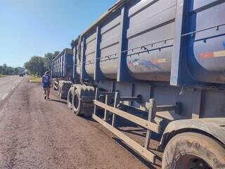 Carreta bitrem tem 4 pneus estourados após ser atingida por outra na BR-262 Carreta bitrem tem 4 pneus estourados após ser atingida por outra na BR-262