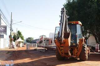 Máquinas durante obras do Reviva Campo Grande na Rua Rui Barbosa. (Foto: Arquivo / Kisie Ainoã)