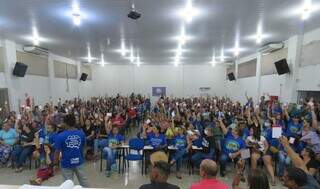 Educadores de Dourados durante assembleia que decidiu pela suspensão da greve (Foto: Divulgação)
