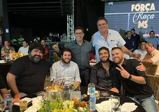 Fabiano, Henrique e Zé Neto na companhia de convidados do evento.