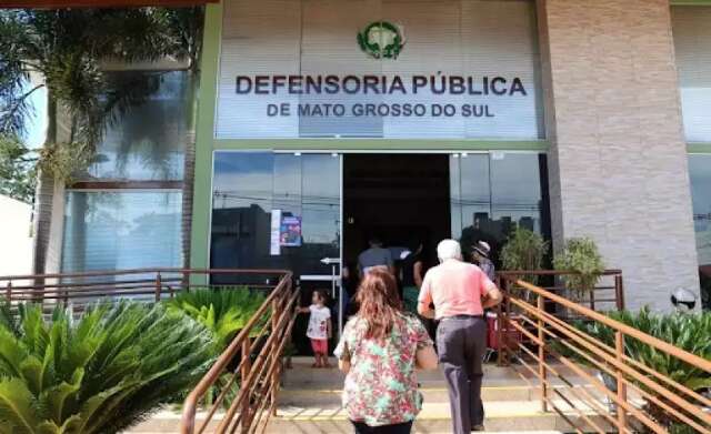 Aos 44 anos, homem trans garante na Justi&ccedil;a a retirada das mamas