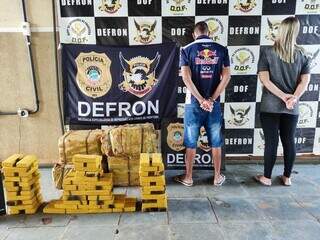 Os dois presos hoje pela Defron e ao lado, os fardos de maconha. (Foto: Adilson Domingos)