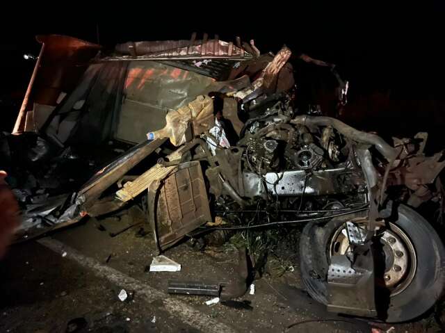 Identificado motorista morto em acidente que deixou caminh&atilde;o-ba&uacute; destru&iacute;do 