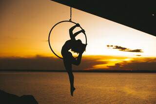 Artista reproduzindo movimentos da lira circense, modalidade em que as acrobacias são executadas em arco. (Foto: GG-one Bergamo)