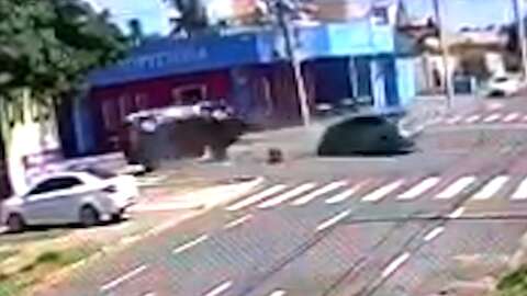 Vídeo mostra momento em que viatura capotou na Rua Brilhante; assista
