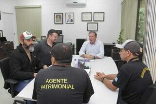 Reunião feita na semana passada entre representantes sindicais e secretário de Governo, Eduardo Rocha. (Foto: Marcos Maluf)